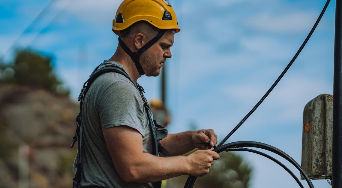 Montør av fiberkabler med fiber