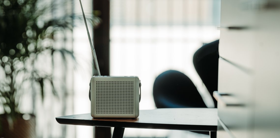 Bilde av DAB radio på et bord