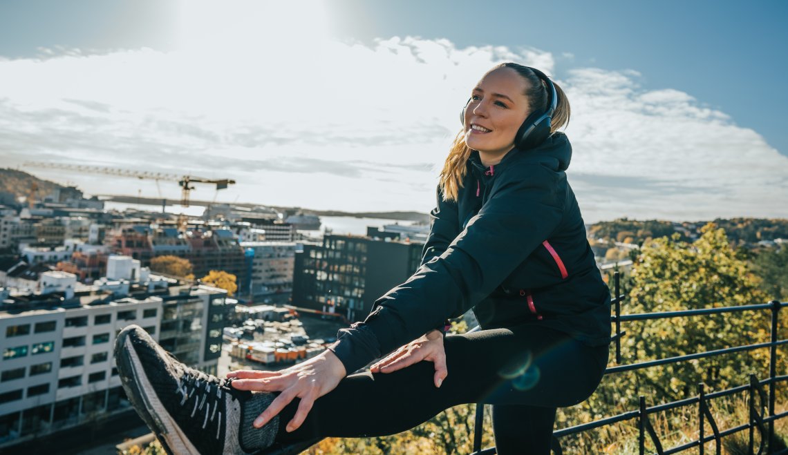 Ung kvinne som trener og strekker ut