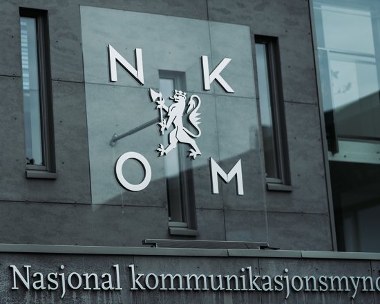 Bilde av Nkom logo på forsiden av Nkoms bygg