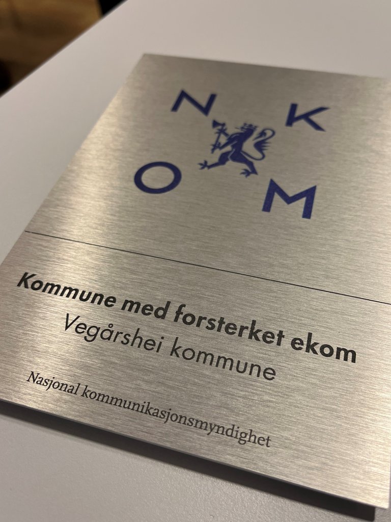 Plakett som viser at kommunen har forsterket ekom