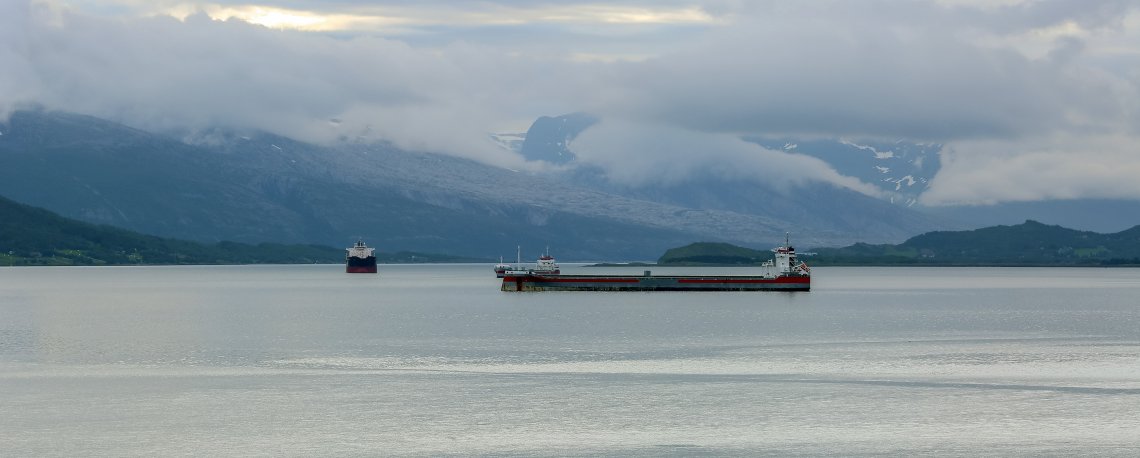 Flere lasteskip i fjord ved Nesna