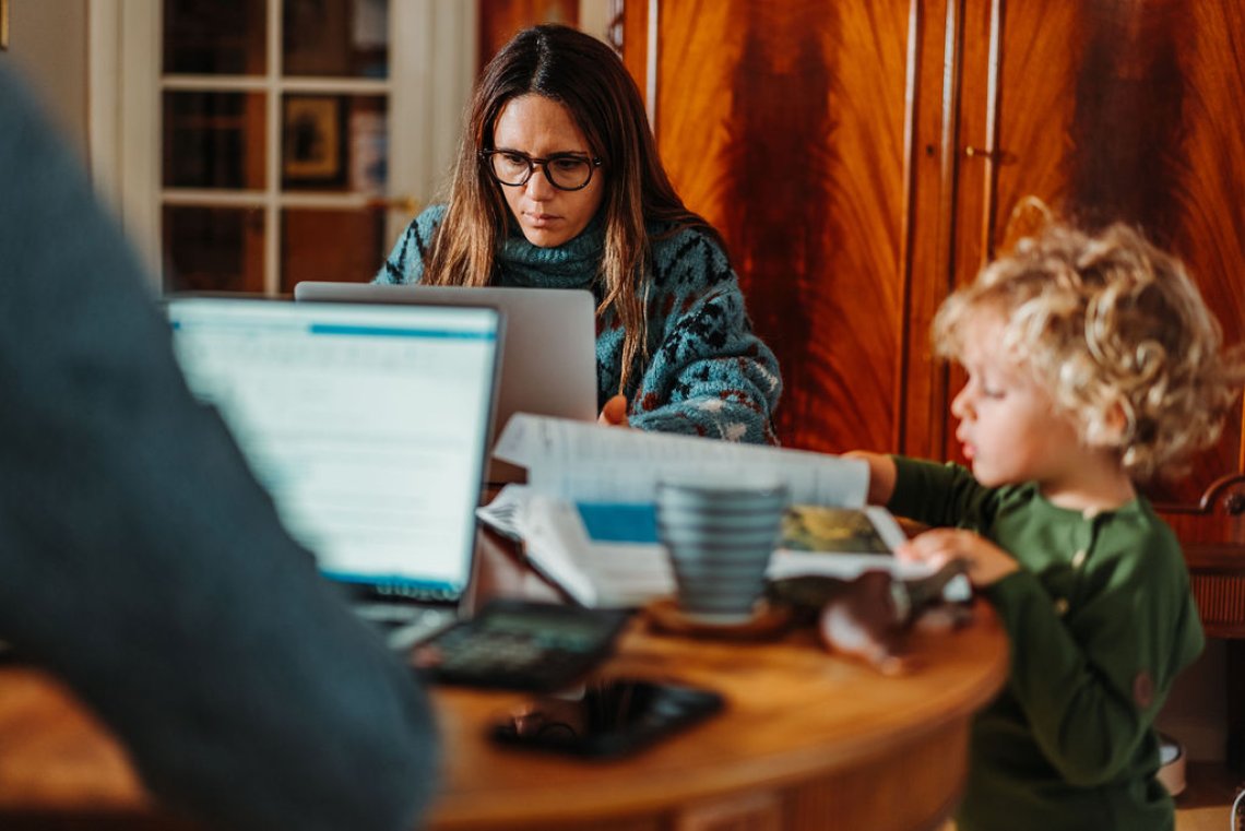 Bildet av familie på hjemmekontor