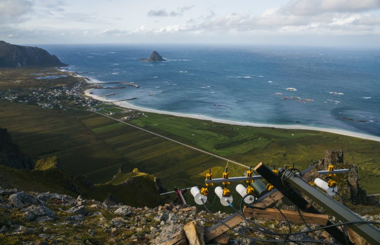 Foto tatt fra et fjell med utsikt over en strand på Andøya