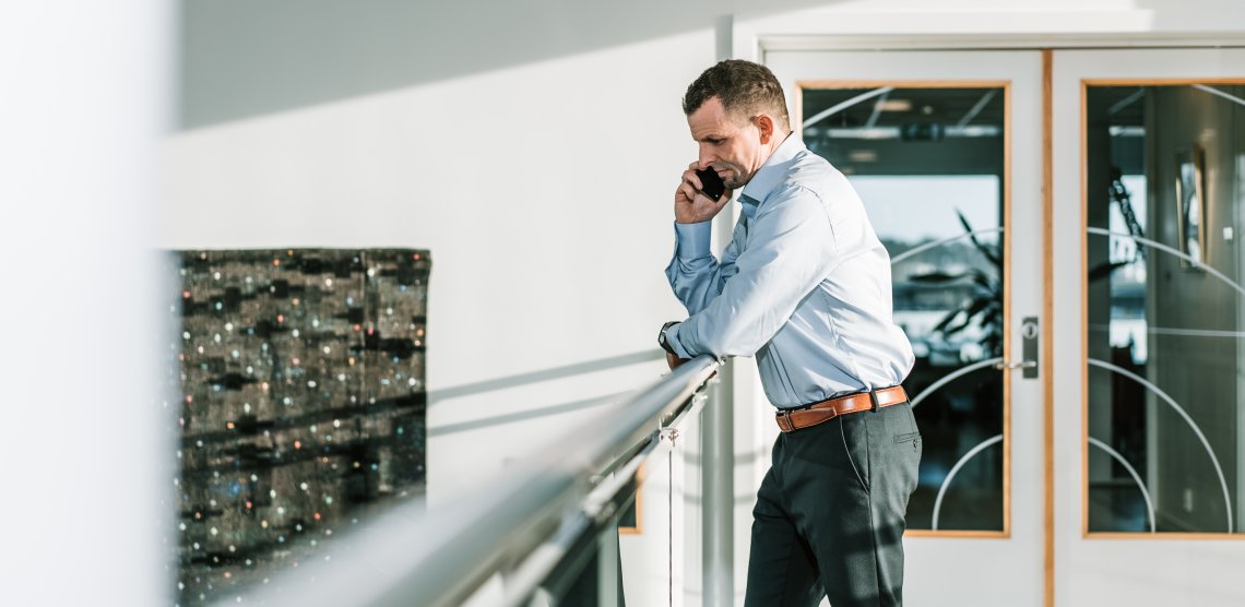 Avdelingsdirektør Hans Jørgen Enger i Nkom snakker i telefonen