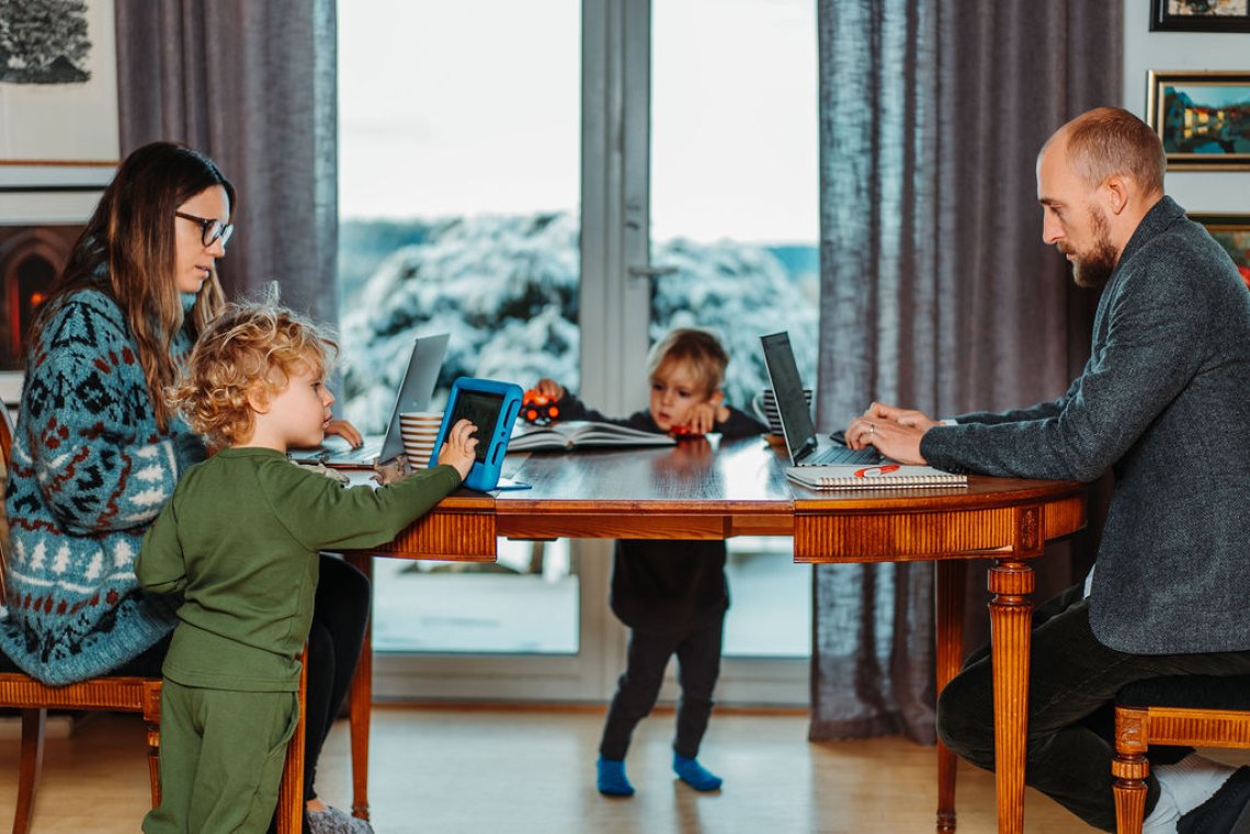 Illustrasjonsfoto hjemmekontor med barn