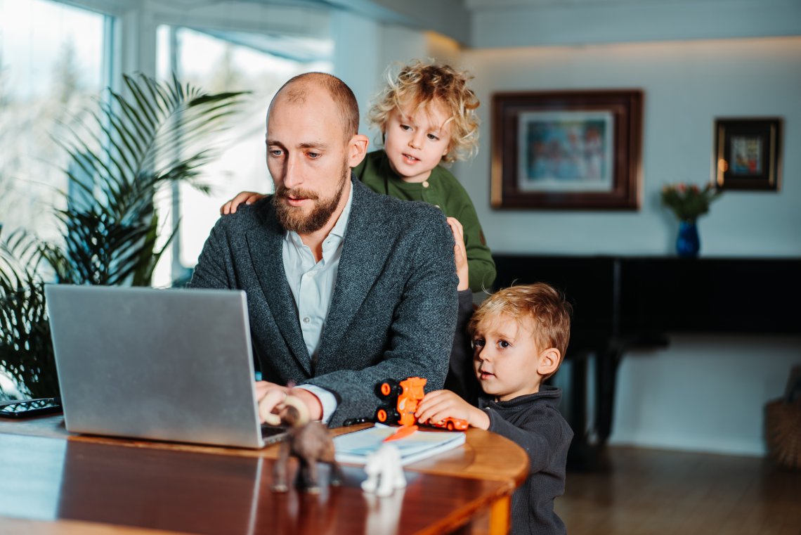 Pappa på hjemmekontor med barn