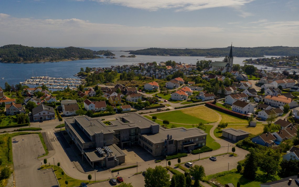 Dronebilde over Nkoms lokaler og Lillesand.