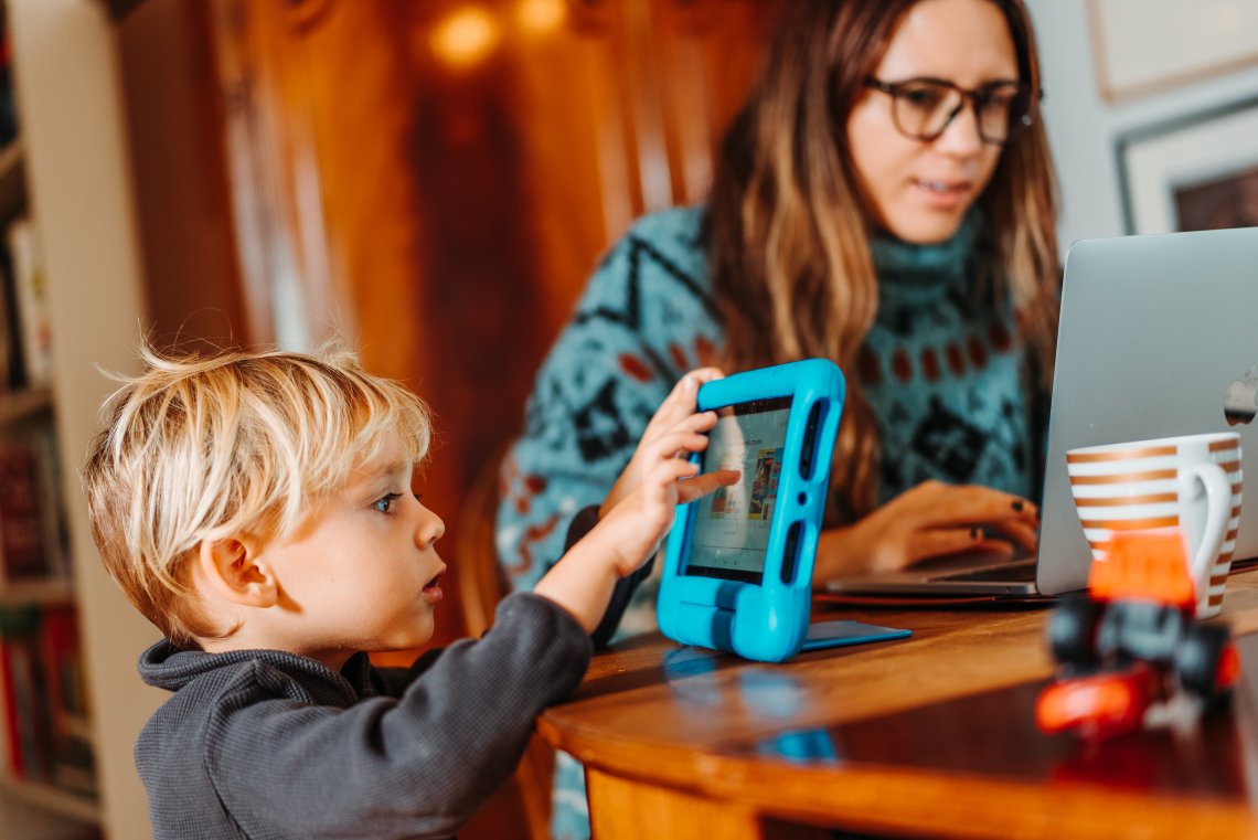 Familie på hjemmekontor