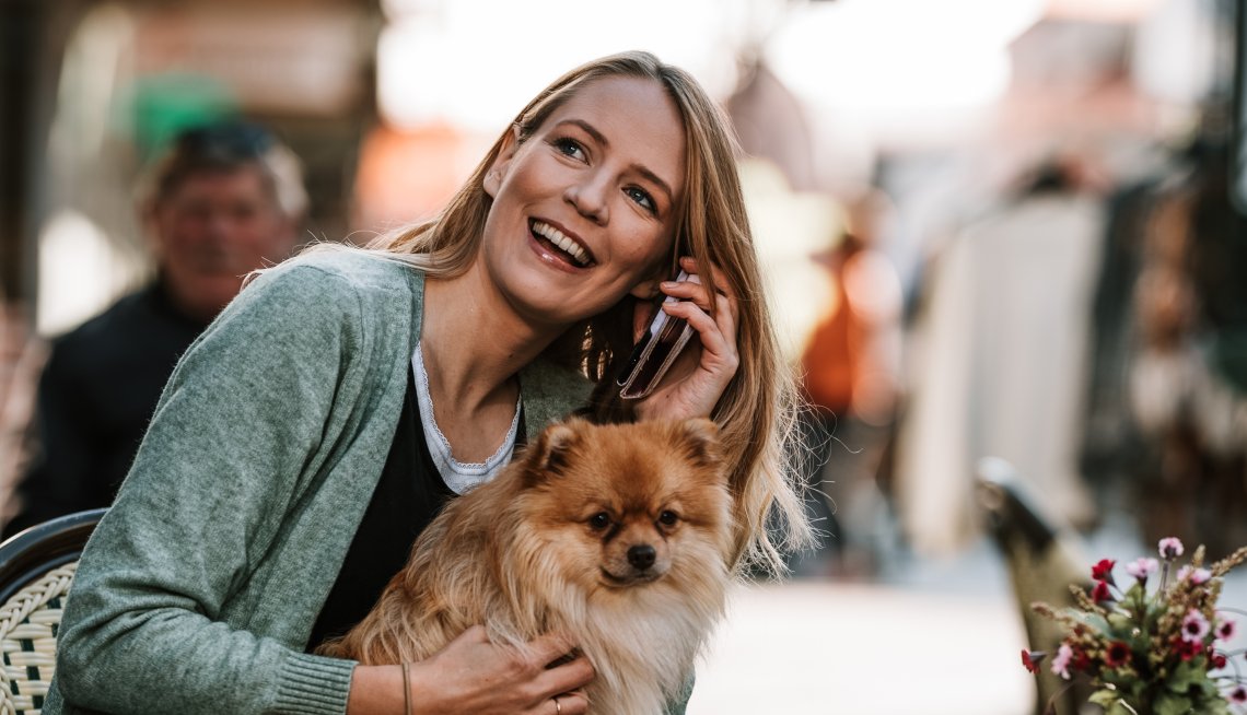 Kvinne som prater i mobiltelefon, foto