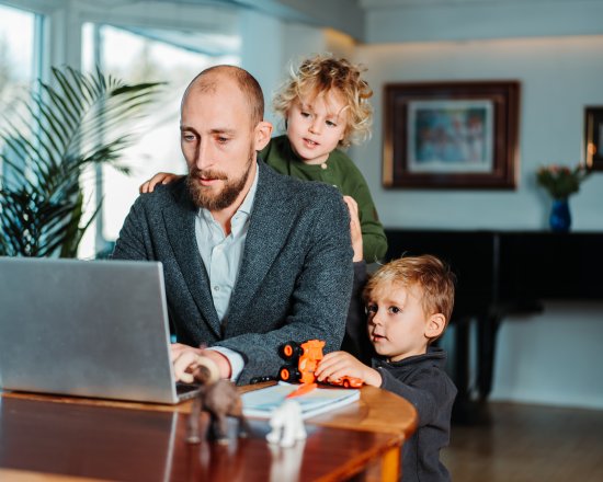 Familie på hjemmekontor